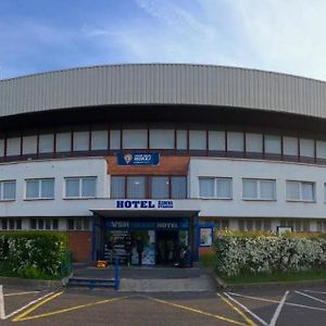 Hotel A Ubytovna Zimni Stadion סלאני Exterior photo