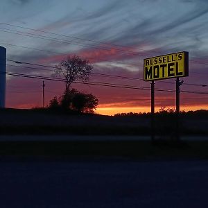 Caribou Russell'S Motel Exterior photo