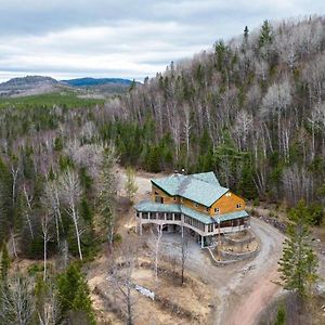 מלון Saint-David-de-Falardeau Auberge Carcajou Exterior photo