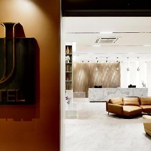 בנדר סרי בגאוואן J Hotel Exterior photo