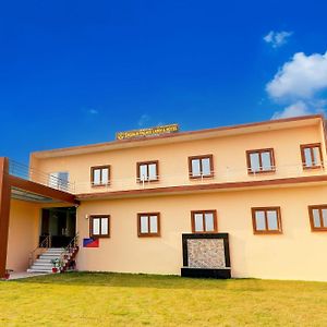 Bhauli Hotel O Regalia Palace And Lawn Exterior photo