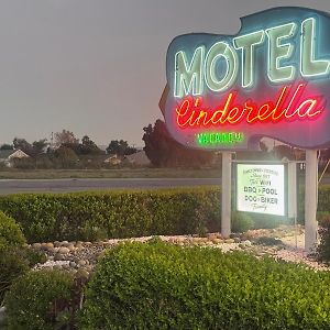 הוליסטר Cinderella Motel Exterior photo