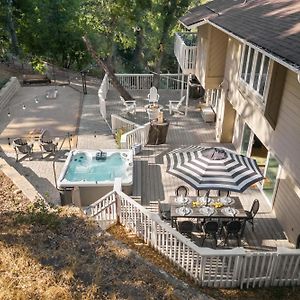 אטסקדרו Hidden Oaks Farmhouse By Avantstay Hot Tub Deck Exterior photo