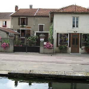 מלון Doulaincourt-Saucourt Chez Monique Exterior photo