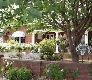 פארקס Rose Garden On Church Bnb Exterior photo