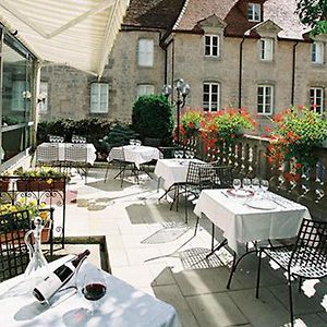 לנגרס Logis Hotel Le Cheval Blanc Exterior photo
