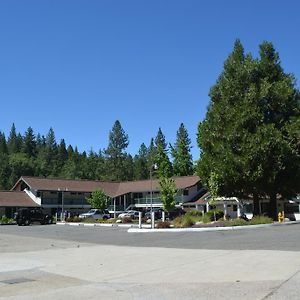 Volcano Pioneer Inn & Suites Exterior photo