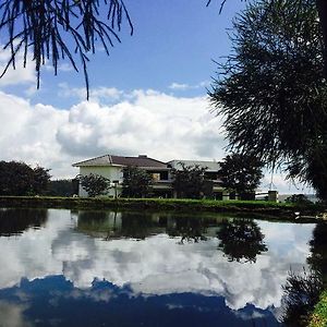 אוטהוואלו Sobre Piedras Lodge And Family Exterior photo