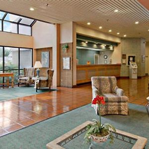 מלון Ramada Columbia/Fort Jackson Area Interior photo