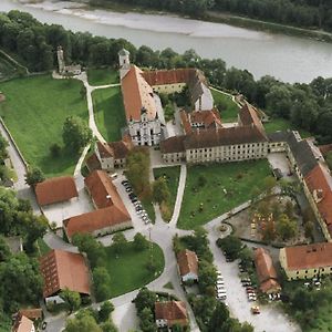 מלון בורגהאוזן Klostergasthof Raitenhaslach Exterior photo