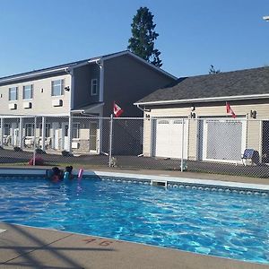 Greater Napanee Fox Motor Inn Exterior photo