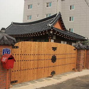 Gwangju Metropolitan City Dasomchae Hanok Stay Exterior photo