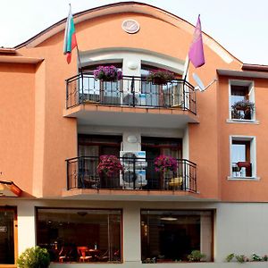 וליקו טורנובו Lucky Hotel Exterior photo