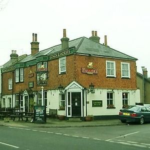 מלון צ'רטסי The Coach And Horses Exterior photo