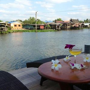 Bang Kruai Reunrimnam Resort & Hotel Exterior photo