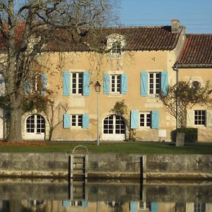 לינה וארוחת בוקר Saint-Jean-dʼAngély L'Etoile Du Port Exterior photo