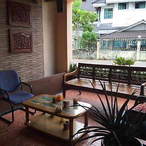 בנדר סרי בגאוואן Apek Utama Hotel Exterior photo