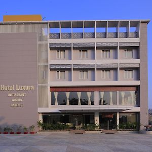 Godhra Hotel Luxura Exterior photo