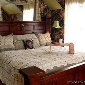 Wauconda Old Victorian Farmhouse Bed And Breakfast Room photo