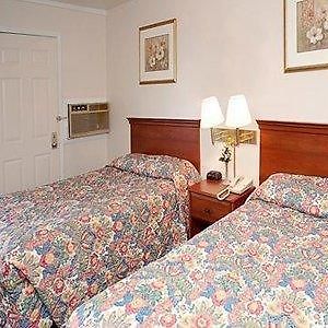 Econo Lodge Inn & Suites שלבורן Room photo