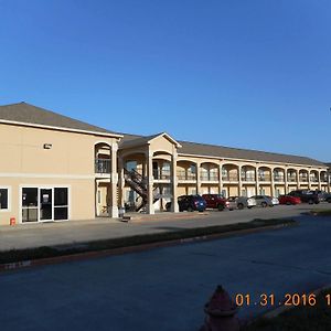 ויקטוריה Crossroads Inn & Suites Exterior photo