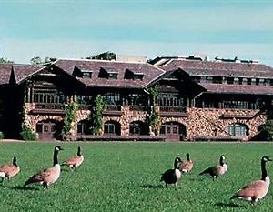 Highland Falls Overlook Lodge And Stone Cottages At Bear Mountain Exterior photo