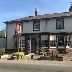 מלון Dinton  The Penruddocke Arms Exterior photo