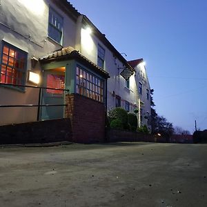 יורק Chequers Inn Exterior photo