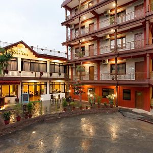 פוקהרה Golden Gate Hotel Exterior photo