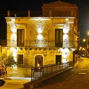 לינה וארוחת בוקר מונטאלבאנו אליקונה Palazzo Restifa Bnb Exterior photo