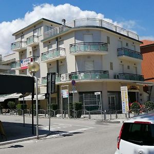 רימיני Hotel Villa Domiziana Exterior photo