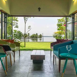 Kochi Cheppanam House With Backwater View And Pvt Lawn By Stayvista Exterior photo