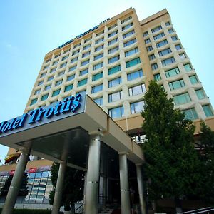 אונשטי Hotel Trotus Exterior photo