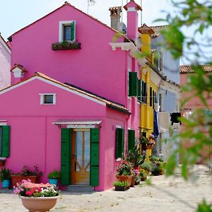 Night Galleria Holiday Home - Bed & Art In Burano - The Pink House בוראנו Exterior photo