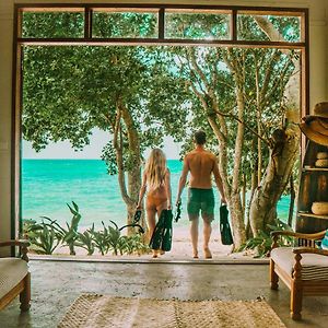 פורט וילה Whispering Palms - Absolute Beachfront Villas Exterior photo