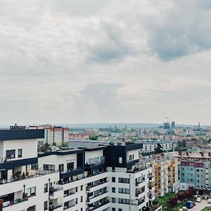 שצ'צ'ין Silk Apartment - Netflix - Parking Exterior photo