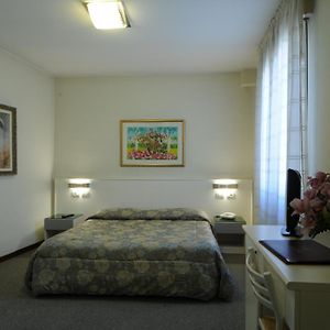 קונליאנו Hotel Cristallo Room photo