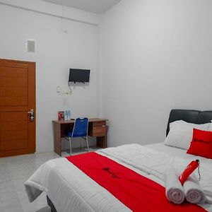 מלון Reddoorz Near Pasar Baru Mamuju Exterior photo