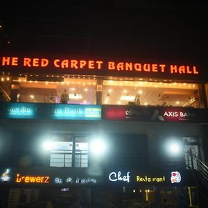 מלון גורקפור Red Carpet Exterior photo