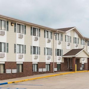 Kingdom City Amerihost Inn & Suites Exterior photo