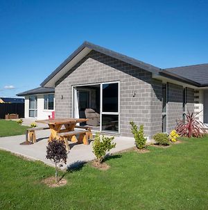 Relax On Rodeo - Te Anau Holiday Home Exterior photo