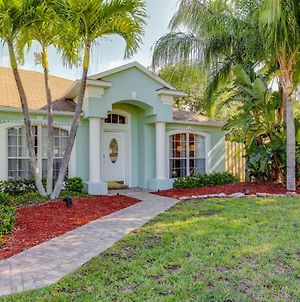 Inviting Jensen Beach Home With Screened-In Patio! Exterior photo
