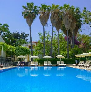 קיירניה Riverside Garden Resort Exterior photo