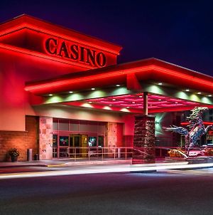YYC Deerfoot Inn And Casino Exterior photo
