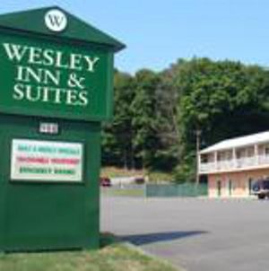 מידלטאון Wesley Inn & Suites Exterior photo