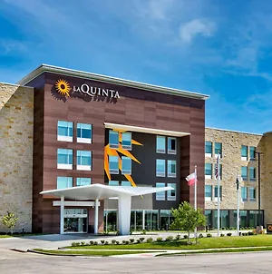La Quinta Inn & Suites By Wyndham טרל Exterior photo