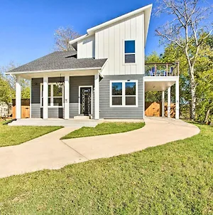Denison Home With Balcony Walk To Downtown! Exterior photo