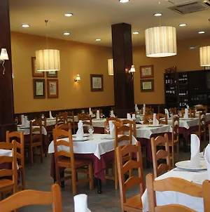 אלאריס Hostal Restaurante Alarico Exterior photo