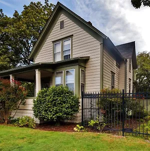 Historic And Charming Salem Home With Mill Creek Views! Exterior photo